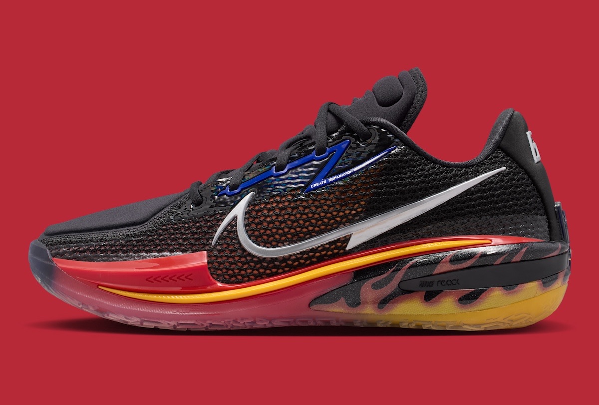 Nike GT Cut 1 Hot Rod de perfil con upper de malla negra, Swoosh plateado, detalles azules en los cordones y llamas rojas y amarillas en la mediasuela
