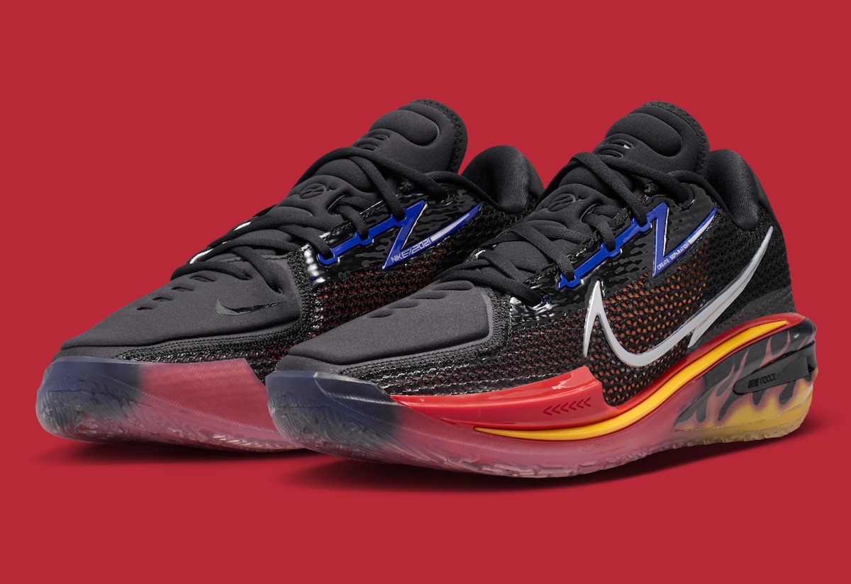 Par del Nike GT Cut 1 Hot Rod en vista de tres cuartos con malla negra, detalles azules en los cordones, Swoosh plateado y la mediasuela roja con llamas
