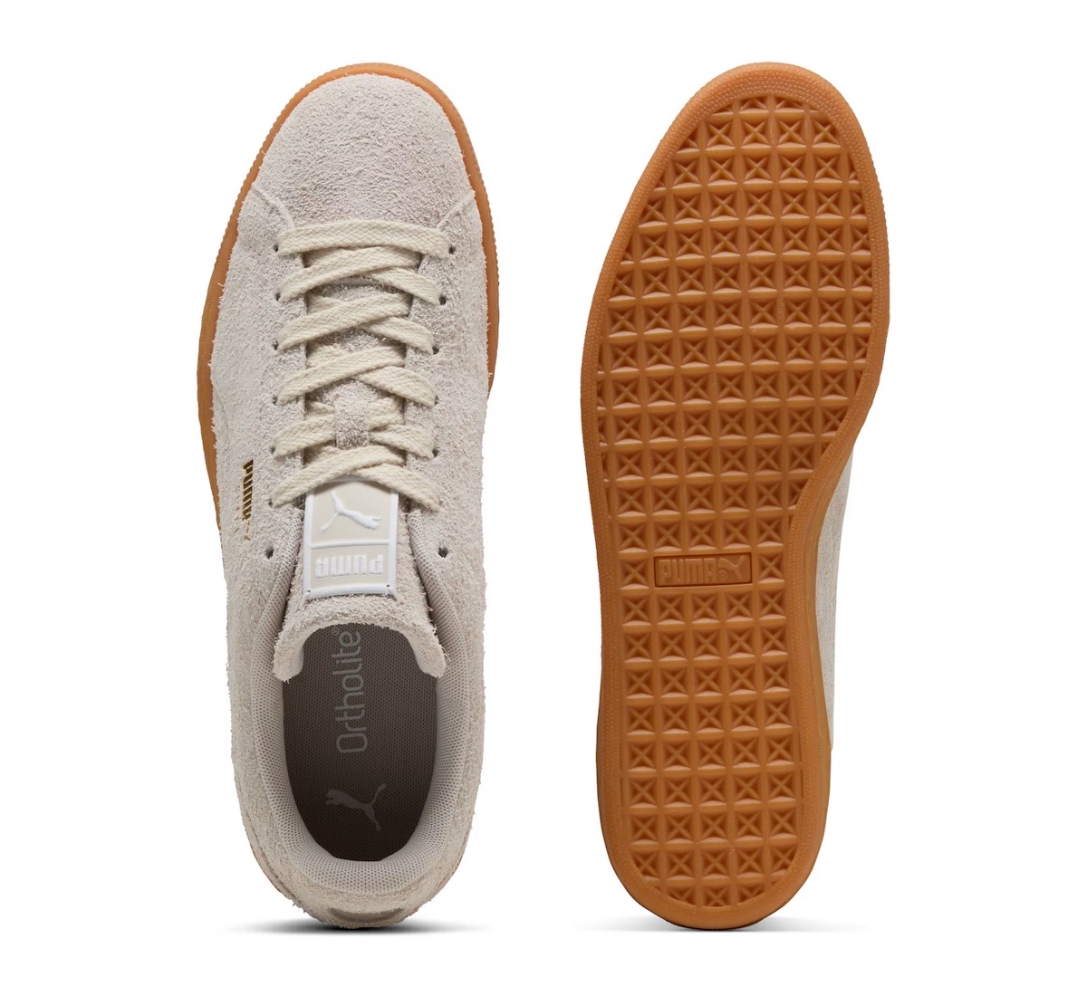 Vista superior y suela del PUMA Suede Forever Silver Fog, con gamuza gris claro, cordones crudos, logo dorado y suela gum con el dibujo de tracción clásico