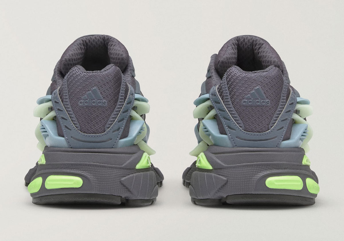 Talón del Pharrell x adidas Adistar Jellyfish Storm con el logo adidas en relieve, las capas celestes y verdes a los costados y los pods volt en la mediasuela gris