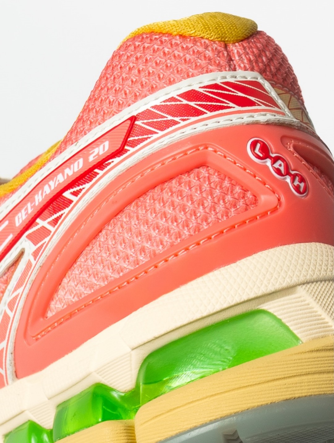 Detalle del talón de la SneakerLAH x ASICS GEL-KAYANO 20 Ice Kacang, con la inscripción GEL-KAYANO 20, el logo LAH en círculos rojos y las cápsulas de GEL verde a la vista en la mediasuela