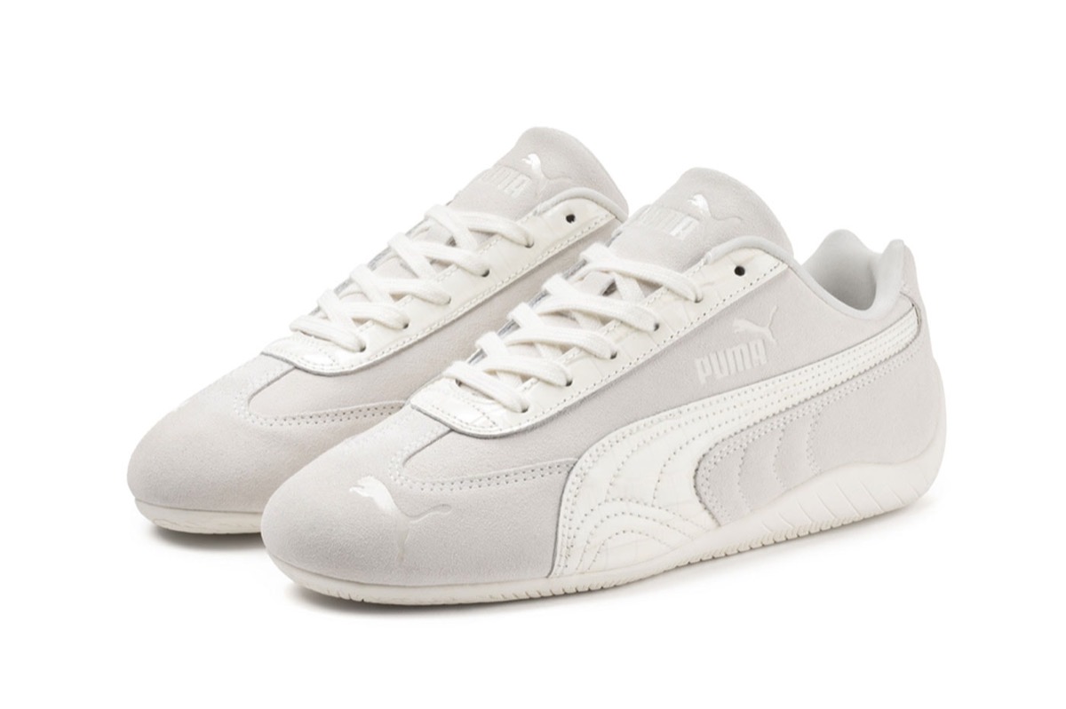 Par de PUMA Speedcat Croc blanco hueso sobre fondo blanco, con gamuza clara y la Formstrip con textura de cocodrilo en el mismo tono