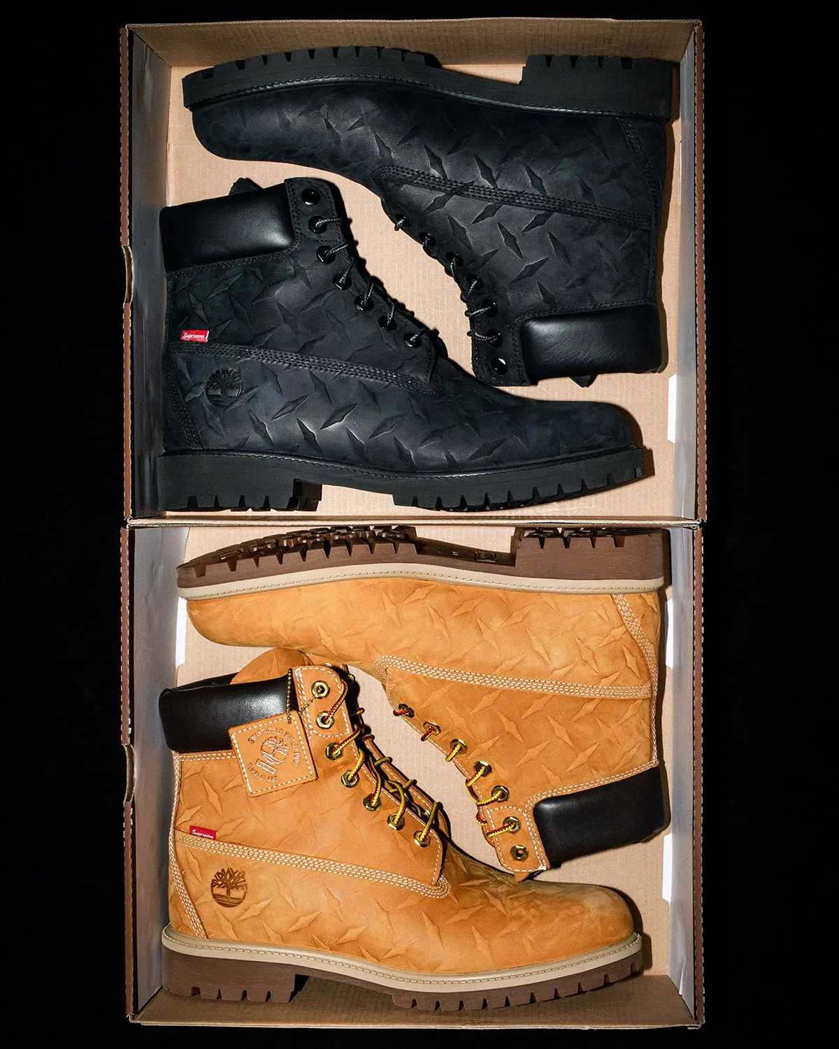 Las botas Supreme x Timberland Diamond Plate 6-Inch en Black y Wheat dentro de sus cajas