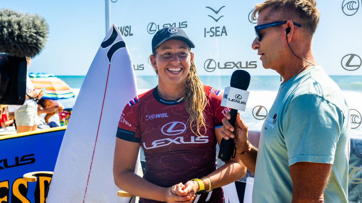 Foto de archivo: Gabriela Bryan sonríe con gorra negra y la lycra bordó de la WSL con la bandera de Hawái mientras da una entrevista en Trestles 2026