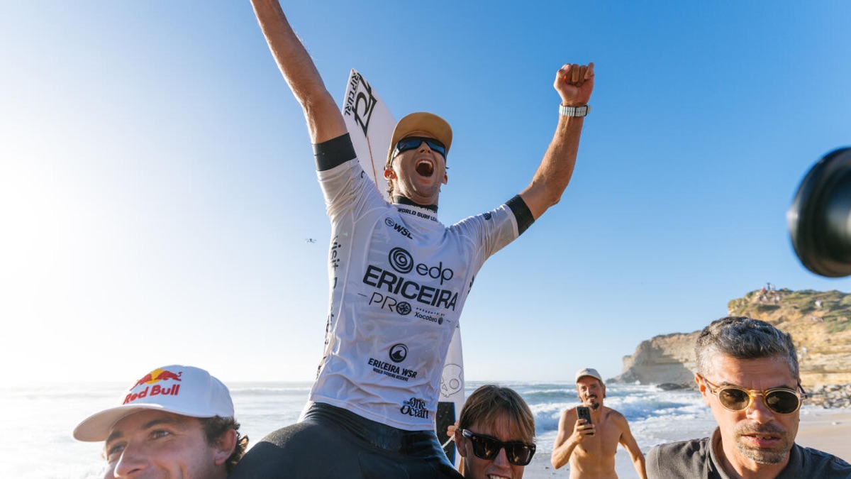 Crosby Colapinto, con la lycra blanca del EDP Ericeira Pro, grita y levanta los brazos llevado en andas por la playa, con el acantilado de Ribeira d'Ilhas de fondo