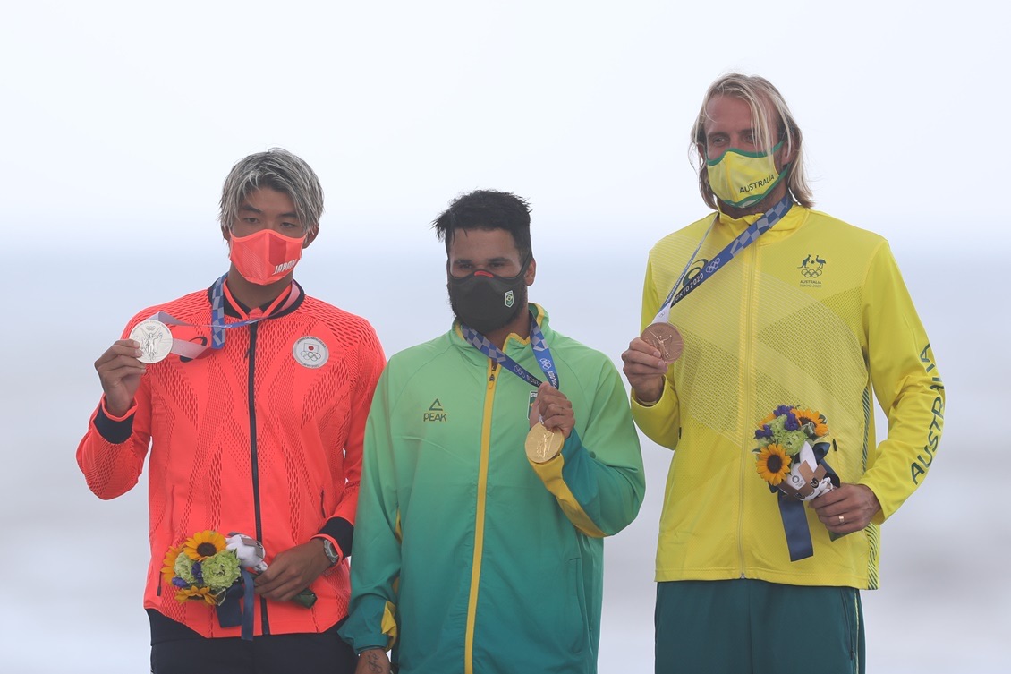 Foto de archivo: Kanoa Igarashi con la medalla de plata, Ítalo Ferreira con la de oro y Owen Wright con la de bronce en el podio olímpico de surf de Tokio 2020