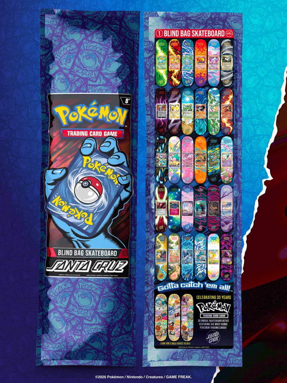Frente y dorso de la bolsa cerrada de la tabla Santa Cruz x Pokémon: adelante, la mano de Santa Cruz sostiene una carta; atrás, los 30 diseños y las 3 tablas doradas bajo la leyenda «Gotta catch 'em all!»