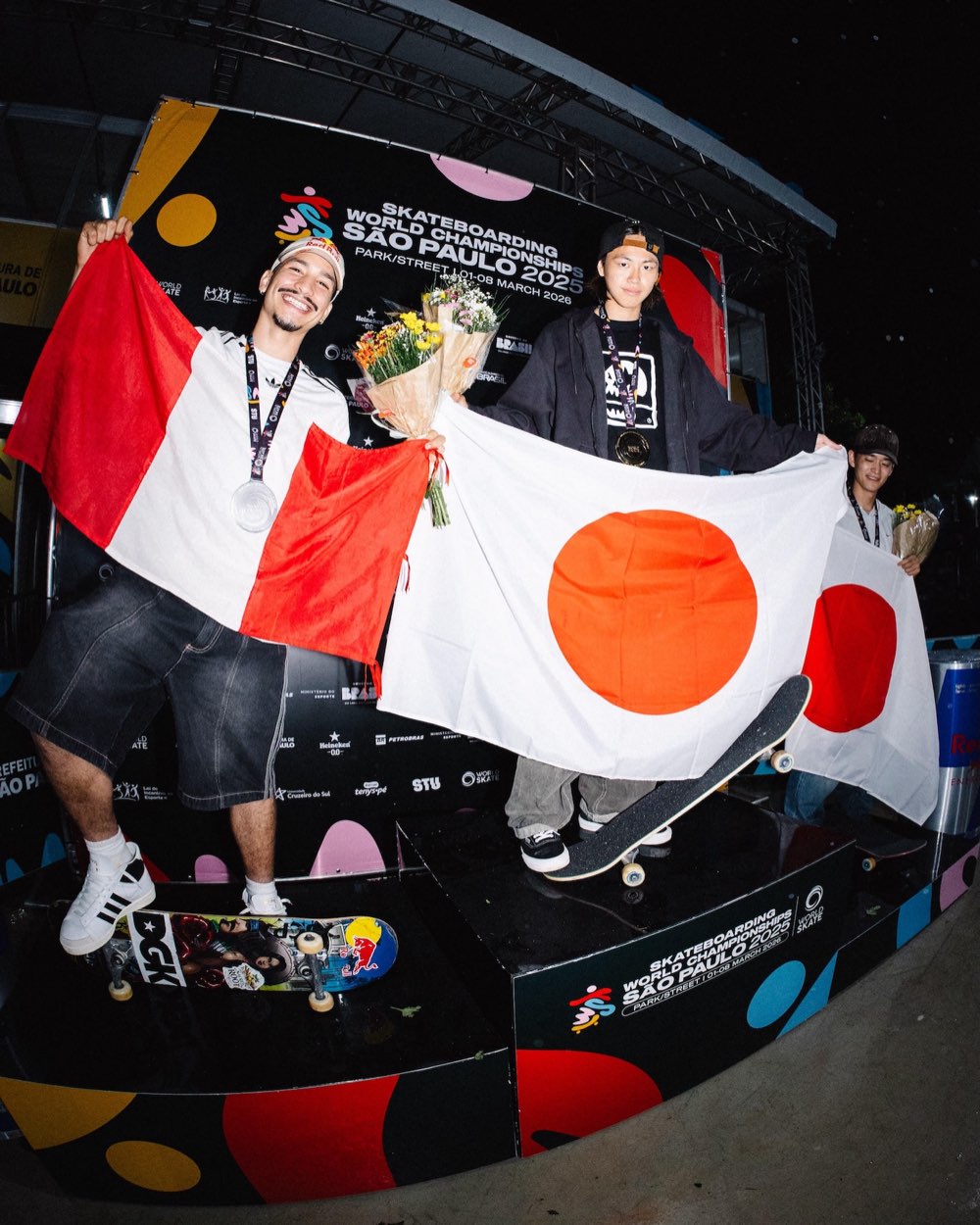 Foto de archivo: Toa Sasaki con la medalla de oro y la bandera de Japón en el podio del Mundial de street de San Pablo, junto al peruano Angelo Caro con la plata y la bandera de Perú