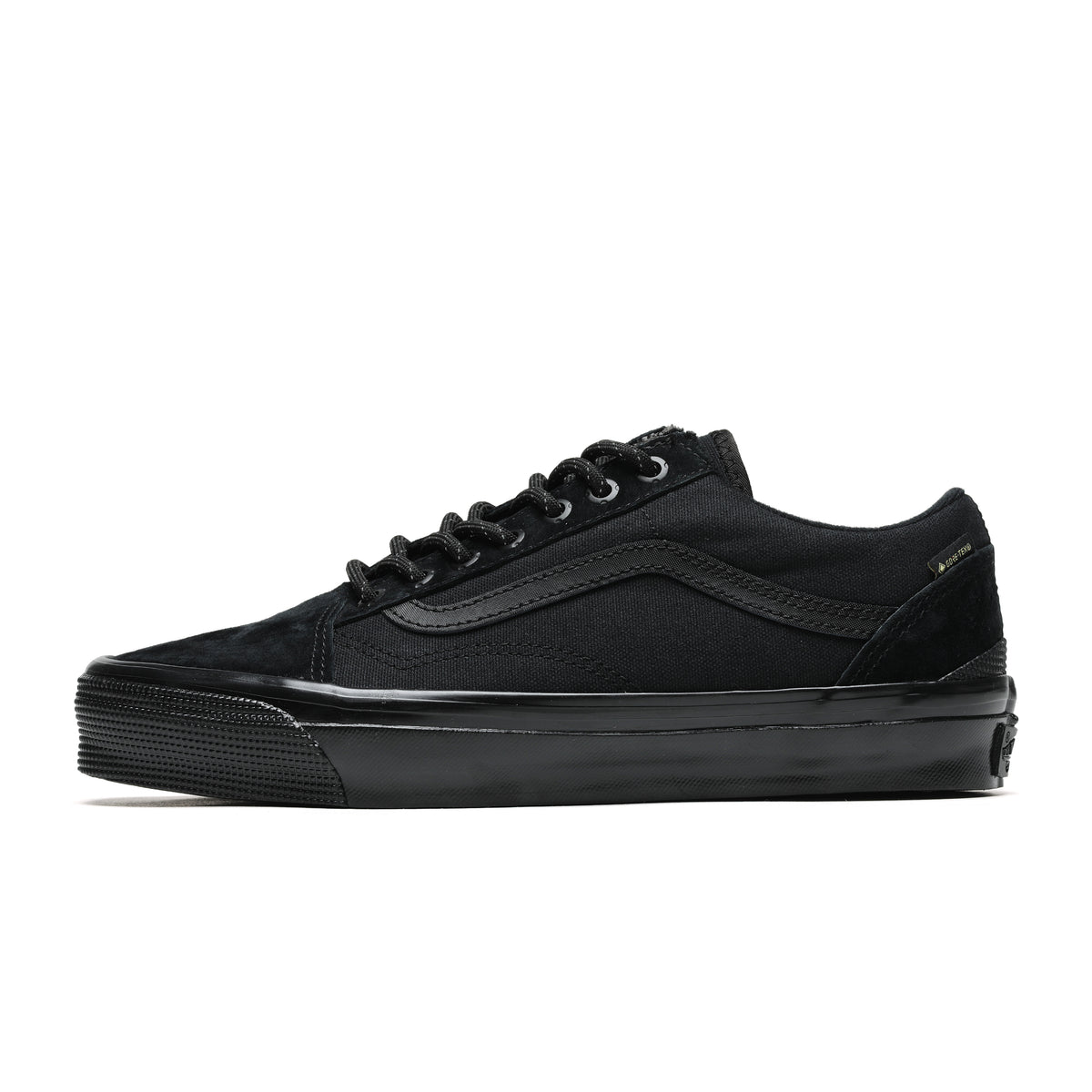 Vans Premium Old Skool GORE-TEX Black de perfil sobre fondo blanco, todo negro: gamuza en la punta y el talón, paneles de lona, Sidestripe de cuero negro, etiqueta GORE-TEX en el costado y suela de goma negra