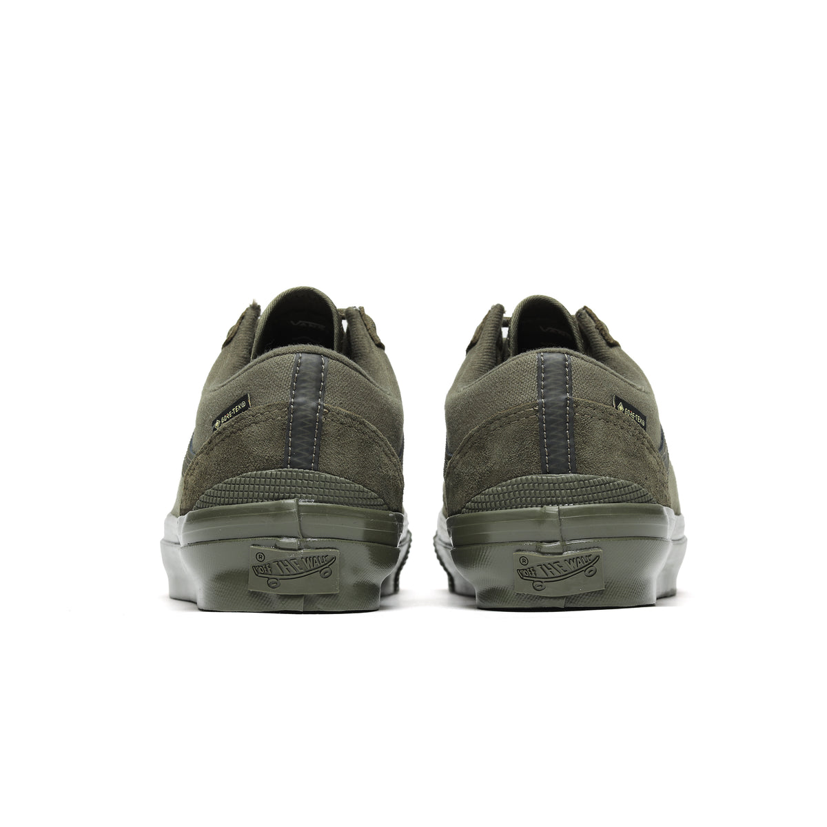 Talones del par Vans Premium Old Skool GORE-TEX Mossy Olive, con gamuza verde oliva, cinta gris oscura sobre la costura del talón, etiqueta GORE-TEX y el logo Off The Wall en la goma