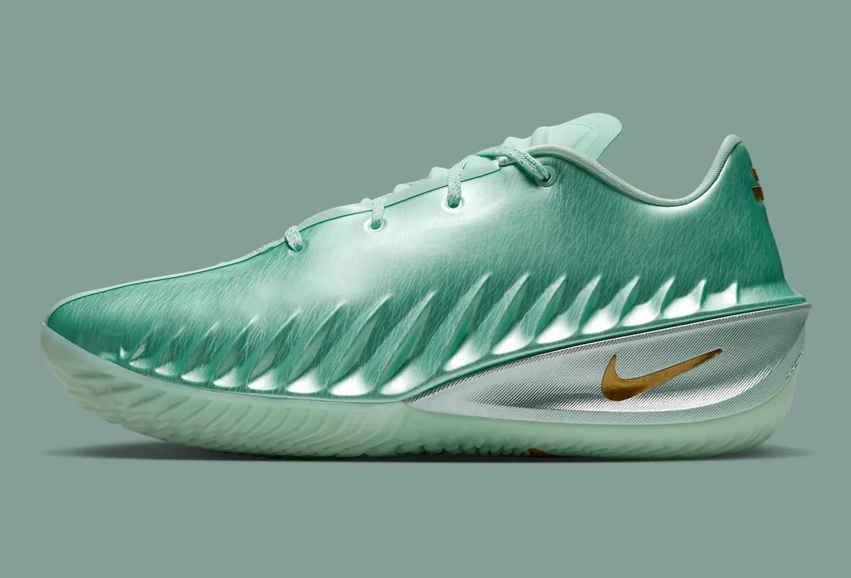 Nike GT Cut 4 Statue of Liberty de perfil lateral, con upper verde metalizado de textura veteada, nervaduras en relieve, panel plateado en el talón y Swoosh dorado
