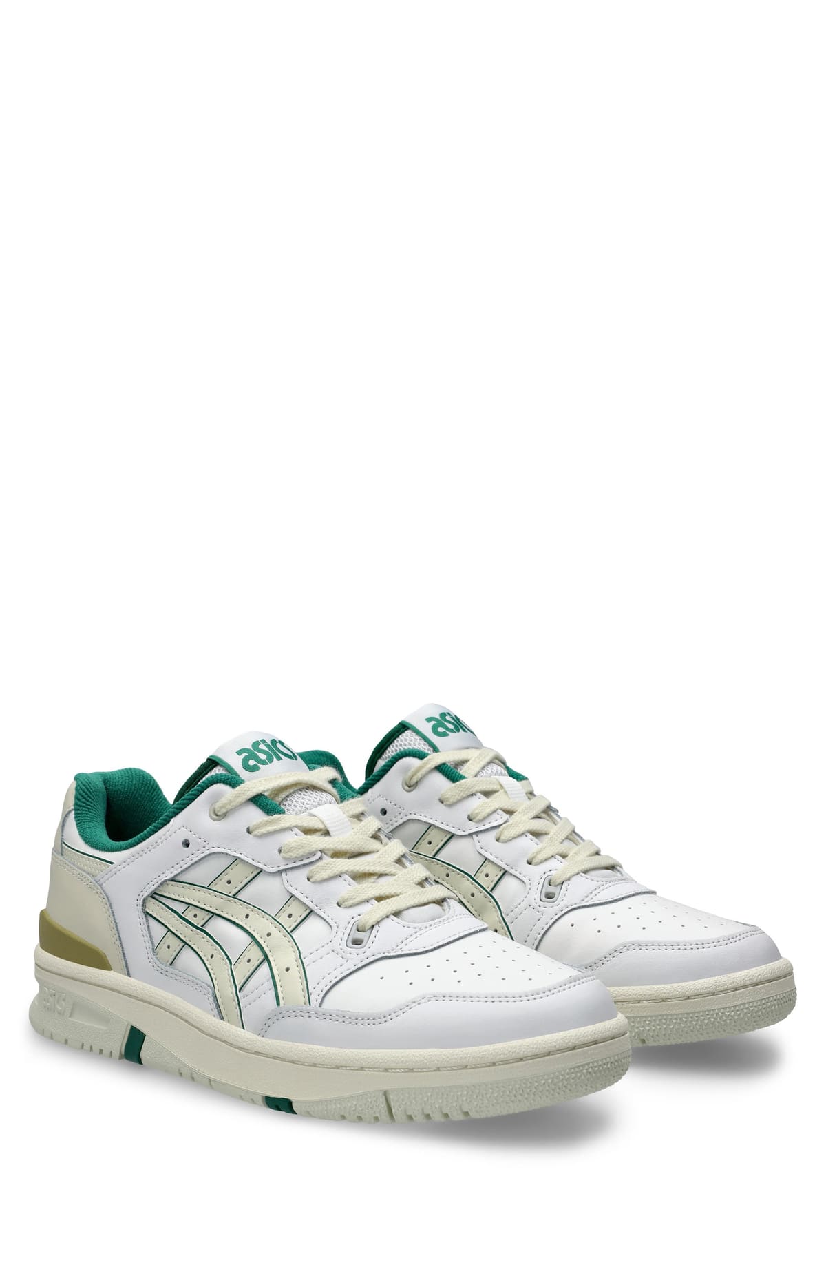Par de zapatillas ASICS EX89 de caña baja en blanco, con franjas ASICS color crema, forro del cuello verde y suela color hueso