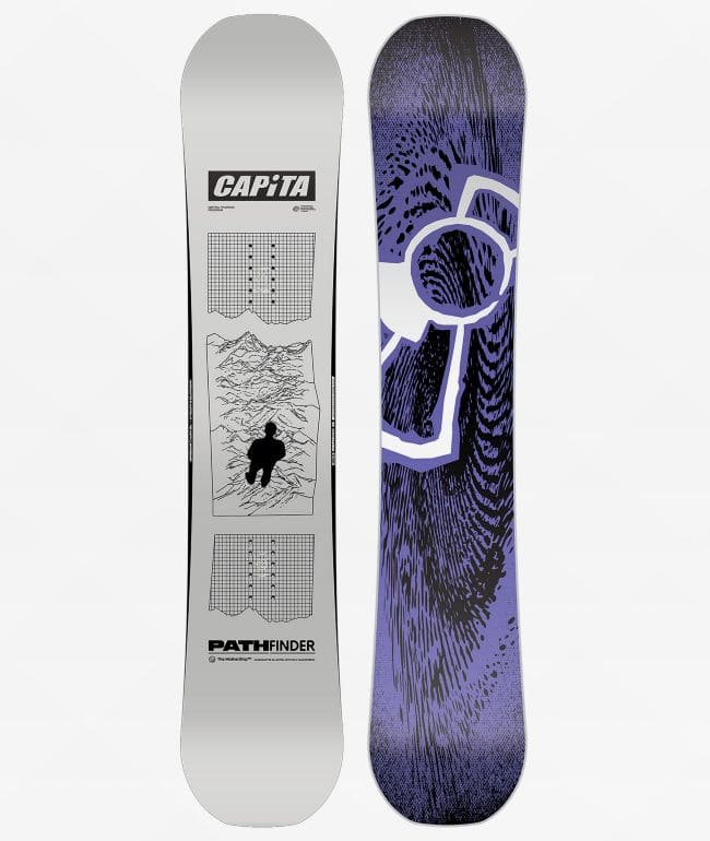Tabla de snowboard Capita Pathfinder 2026 con topsheet gris e ilustración de montañas con una figura en silueta, junto a su base violeta y negra con un gran símbolo blanco