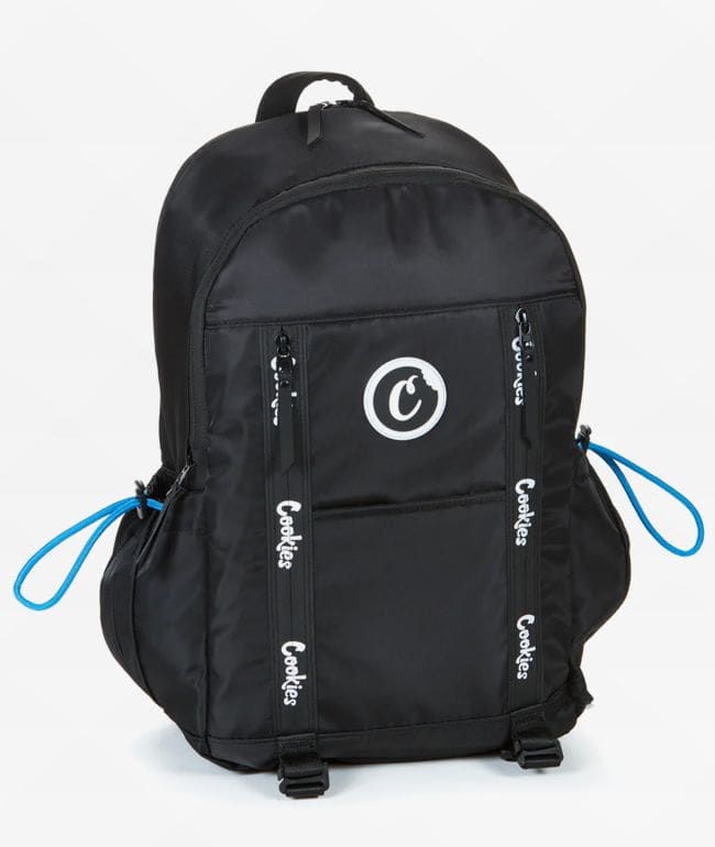 Mochila Cookies Charter negra con logo circular blanco, cintas con la marca y cordones azul claro