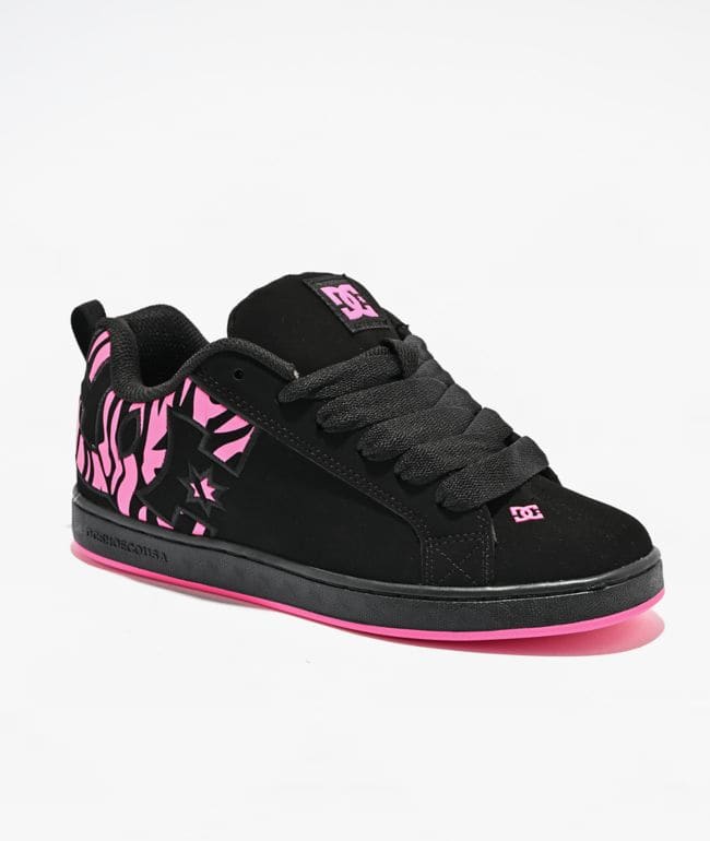 Zapatilla DC Court Graffik negra con estampado de cebra rosa en el talón, logos DC rosados y borde rosa en la suela