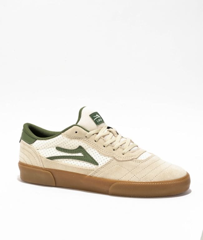 Zapatilla Lakai Cambridge color crema de gamuza y cuero vegano perforado, con detalles verde oliva y suela de goma color miel