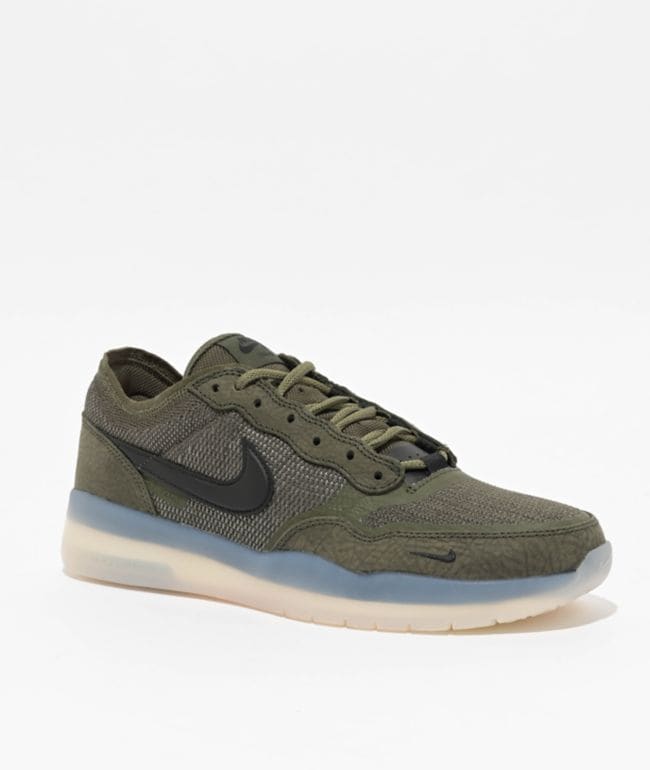 Zapatilla de skate Nike SB PS8 verde oliva, con Swoosh negro, capellada de malla, refuerzos de gamuza y suela semitranslúcida