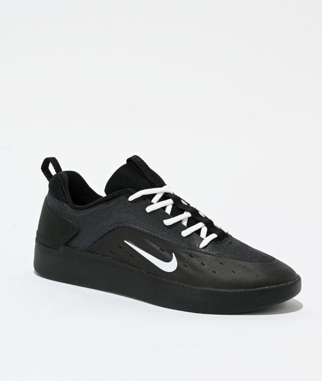 Tenis Nike SB Zoom Nyjah 4 negros con swoosh y agujetas blancas y malla oscura